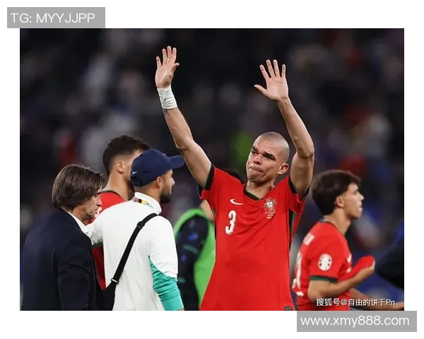 足球球星以鞠躬姿态致敬球迷展现体育精神与谦逊风范 足球球星以鞠躬姿态致敬球迷展现体育精神与谦逊风范